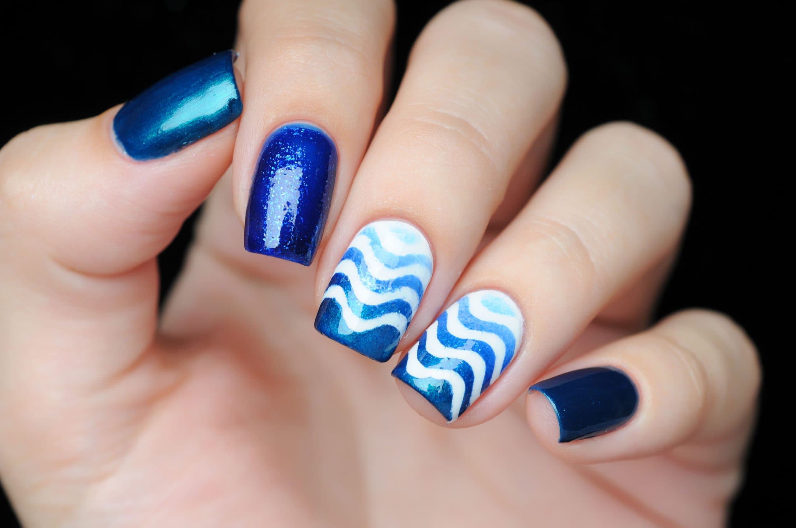 Nail art motif vague bleu et blanc sur ongles - TJenny Nails Paris